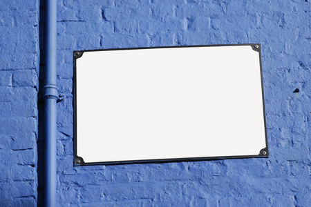 蓝色背景上的白色街头标志板