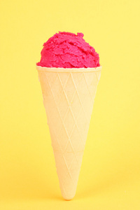 草莓冰淇淋华夫饼锥体在黄色背景上的独家新闻