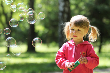 小女孩用泡沫