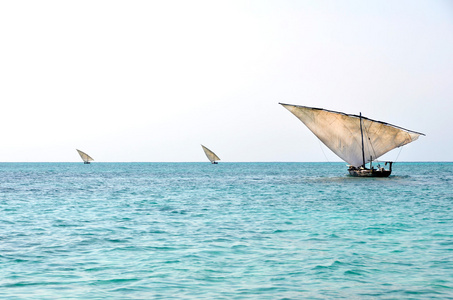 在海洋上航行的三个传统的捕鱼船