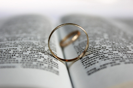 躺在打开的圣经上的结婚戒指