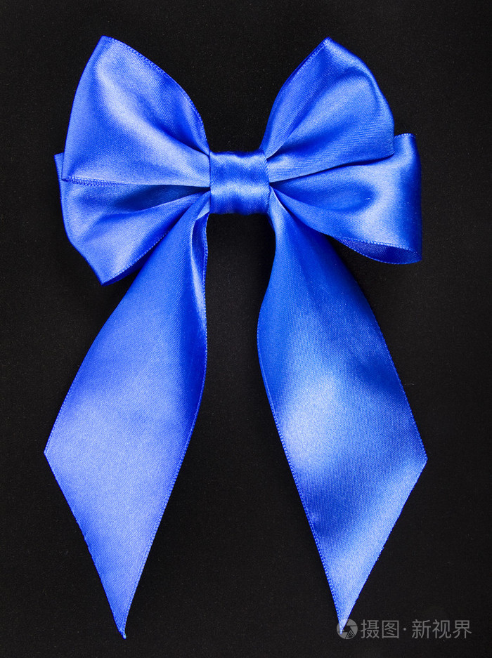 蓝色缎面蝴蝶结黑色天鹅绒背景上