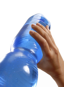 女性手拿着一塑料矿泉水瓶