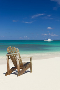 沙滩椅沙滩上的白色背景上的船