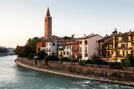 campanile 在早晨，威尼托，意大利维罗纳圣西娅