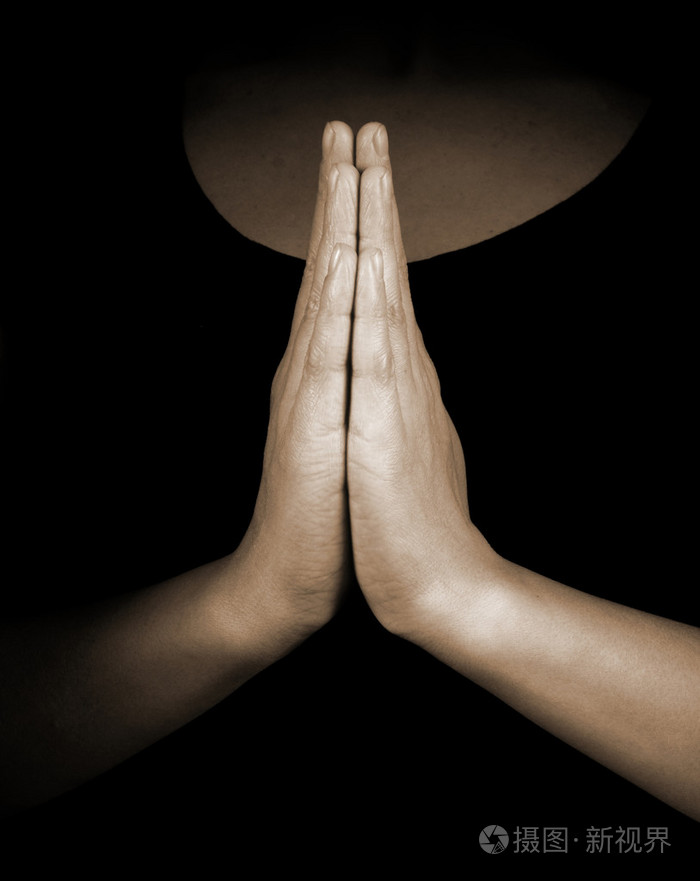 黑色背景上的祈祷之手