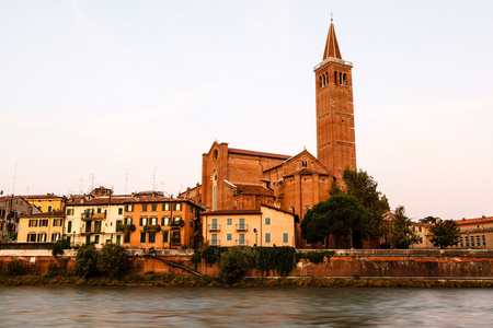 campanile 在早晨，威尼托，意大利维罗纳圣西娅