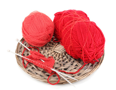 红色编织厂纱在柳条上的底座上白色隔离的特写