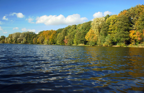 湖泊和森林在秋天