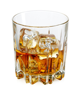 杯威士忌和孤立在白色背景上的冰