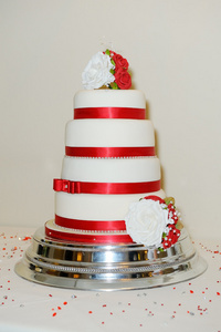 红色和白色婚礼蛋糕