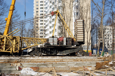 某建筑工地建筑塔式起重机