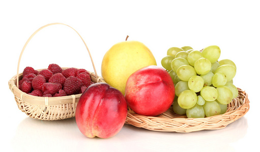 成熟的甜水果和浆果在白色隔离