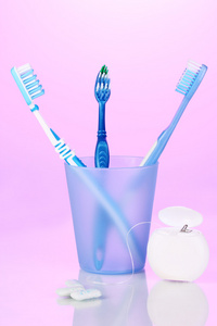 玻璃 牙线 口香糖紫色背景上的牙刷