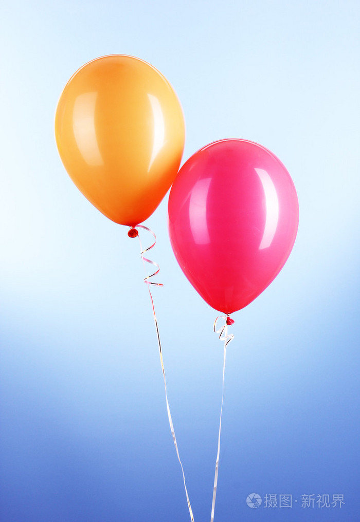 蓝色背景上的两个彩色气球