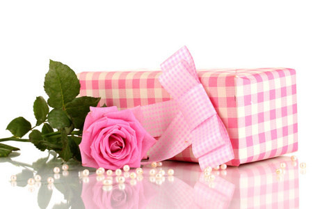 美丽的粉红色的玫瑰与孤立在白色粉红色框中的礼物