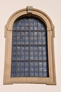 墙上的拱形的窗口