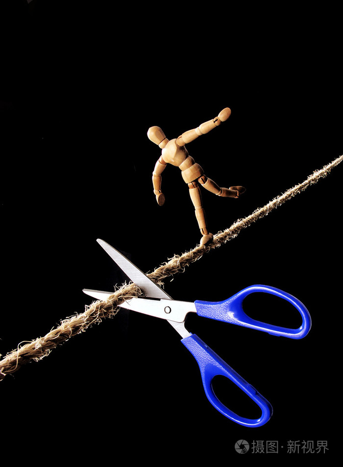 剪刀剪断绳子的钢索
