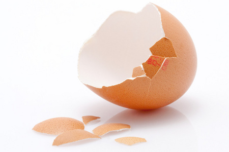 鸡蛋打开打开隔离在白色背景上一个鸡蛋的空壳照片