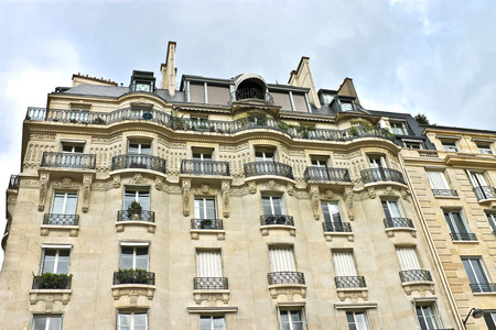 在市中心传统建筑的外立面巴黎，法国