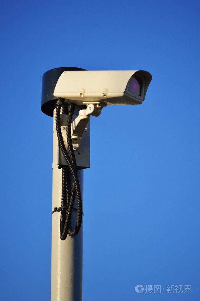 安全相机在一片蓝天