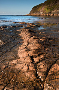与岩石岩壁上将扩大到海面上的 kimmeridge 湾海景
