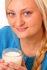 快乐的金发女人喝牛奶