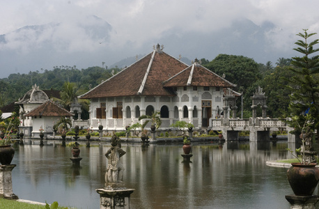 在巴厘岛的水神庙图片