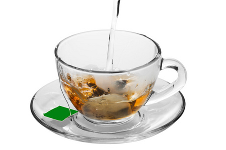 茶倒在杯子上白色隔离