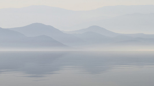 风景秀丽的湖山思考与视图