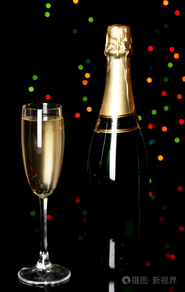 圣诞灯背景上酒杯的庆祝香槟