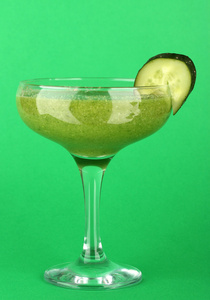 coctail 玻璃绿色背景中的绿色蔬菜汁