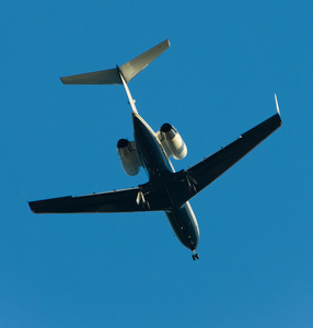 双引擎喷气飞机图片