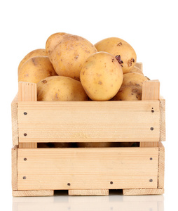 成熟土豆上孤立在白色的木盒子