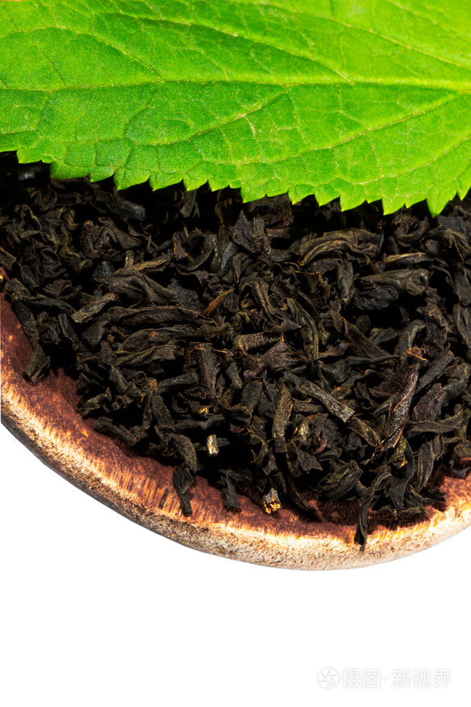 红茶与孤立在白色背景上的叶