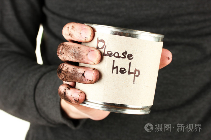 无家可归的人请求帮助,在黑色的背景特写