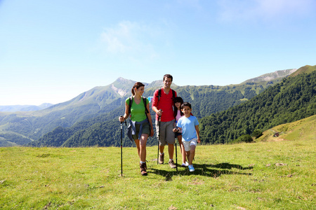 上一天的徒步游在山中的家庭图片