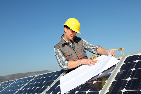 男子站在太阳能电池板的施工计划