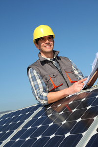 男子站在太阳能电池板的施工计划