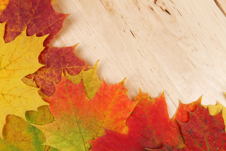 秋天的叶子上木制背景纹理