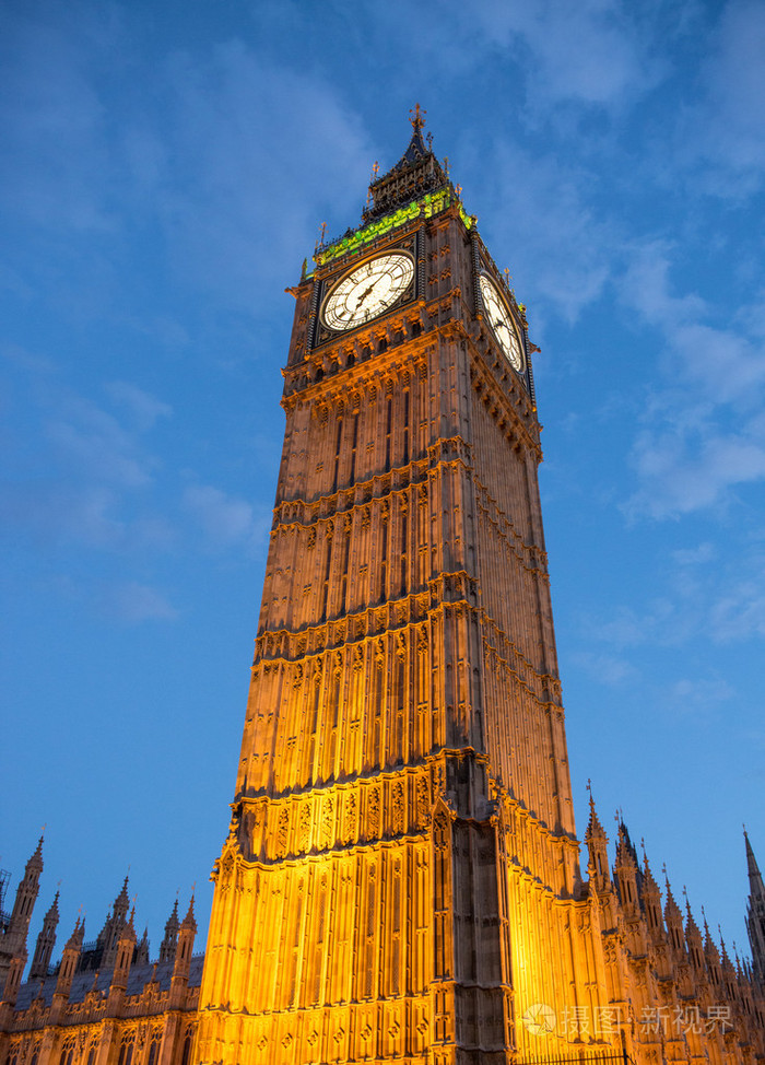 Lights big ben i skymningen med suddiga rrliga moln  london在黄昏