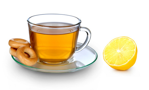 用柠檬隔离在白色背景上的杯中茶