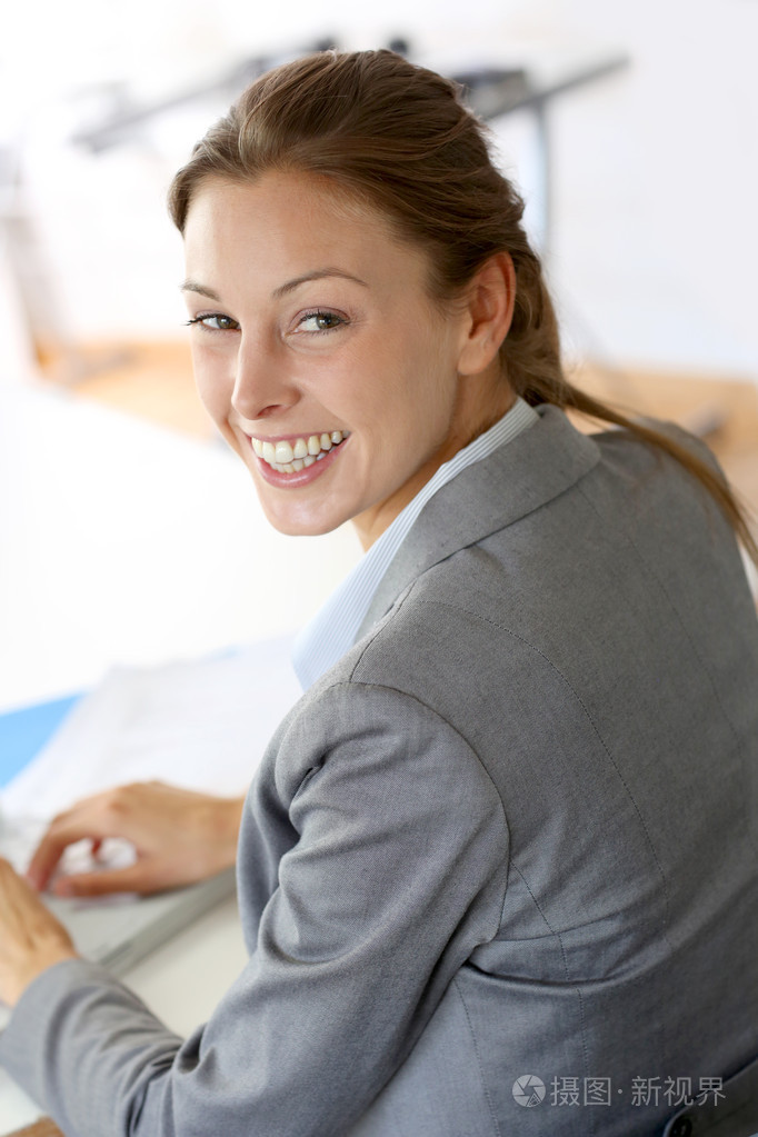 微笑着坐在她的桌子的女商人