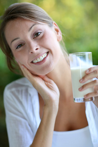 喝牛奶的健康女孩的肖像