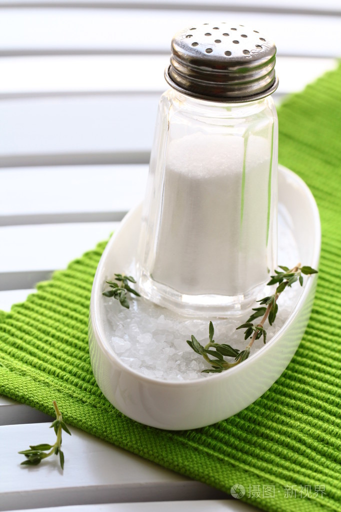 用盐木桌上的玻璃 saltcellar