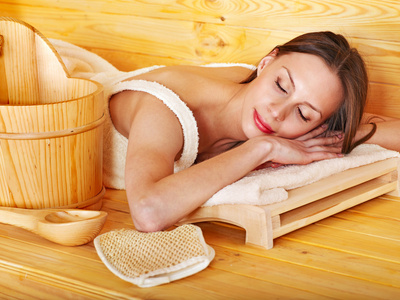 在桑拿房中的女孩照片