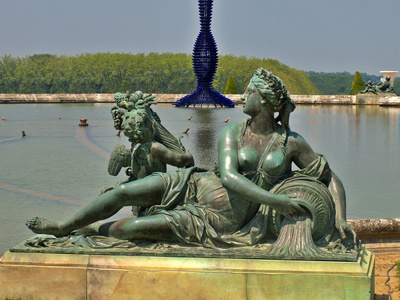 雕塑和皇家居住在法国巴黎附近的凡尔赛宫的池塘