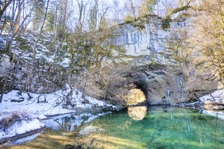 冬天河自然隧道