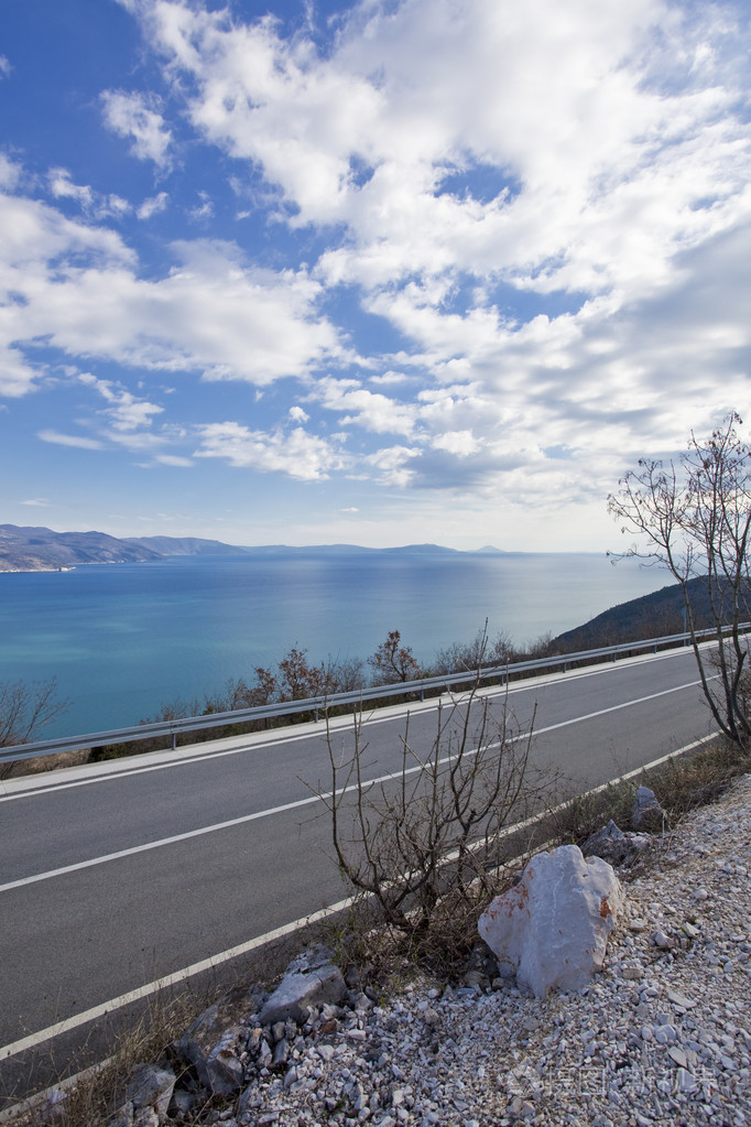 在克罗地亚沿海路