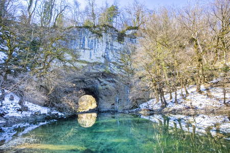 冬天河自然隧道